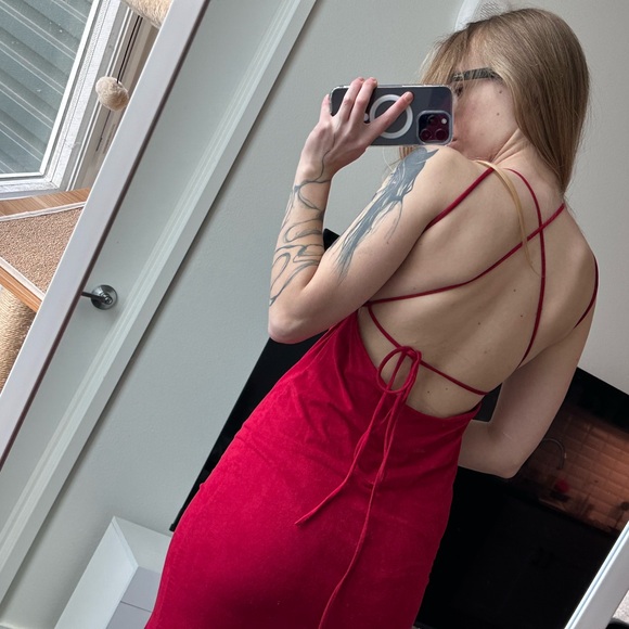 Elegant Red Halter Dress - Picture 3 of 3